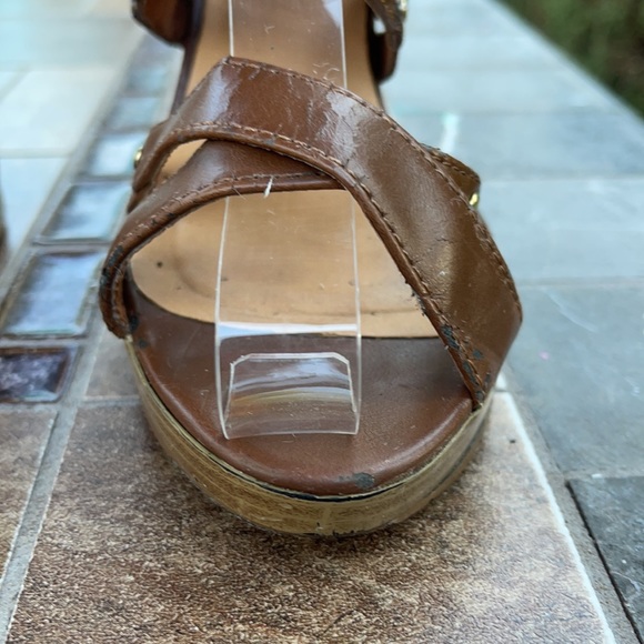 Delicious Open Toe With Multiple Straps & a Double Gold Buckle Leather heels - Picture 7 of 8